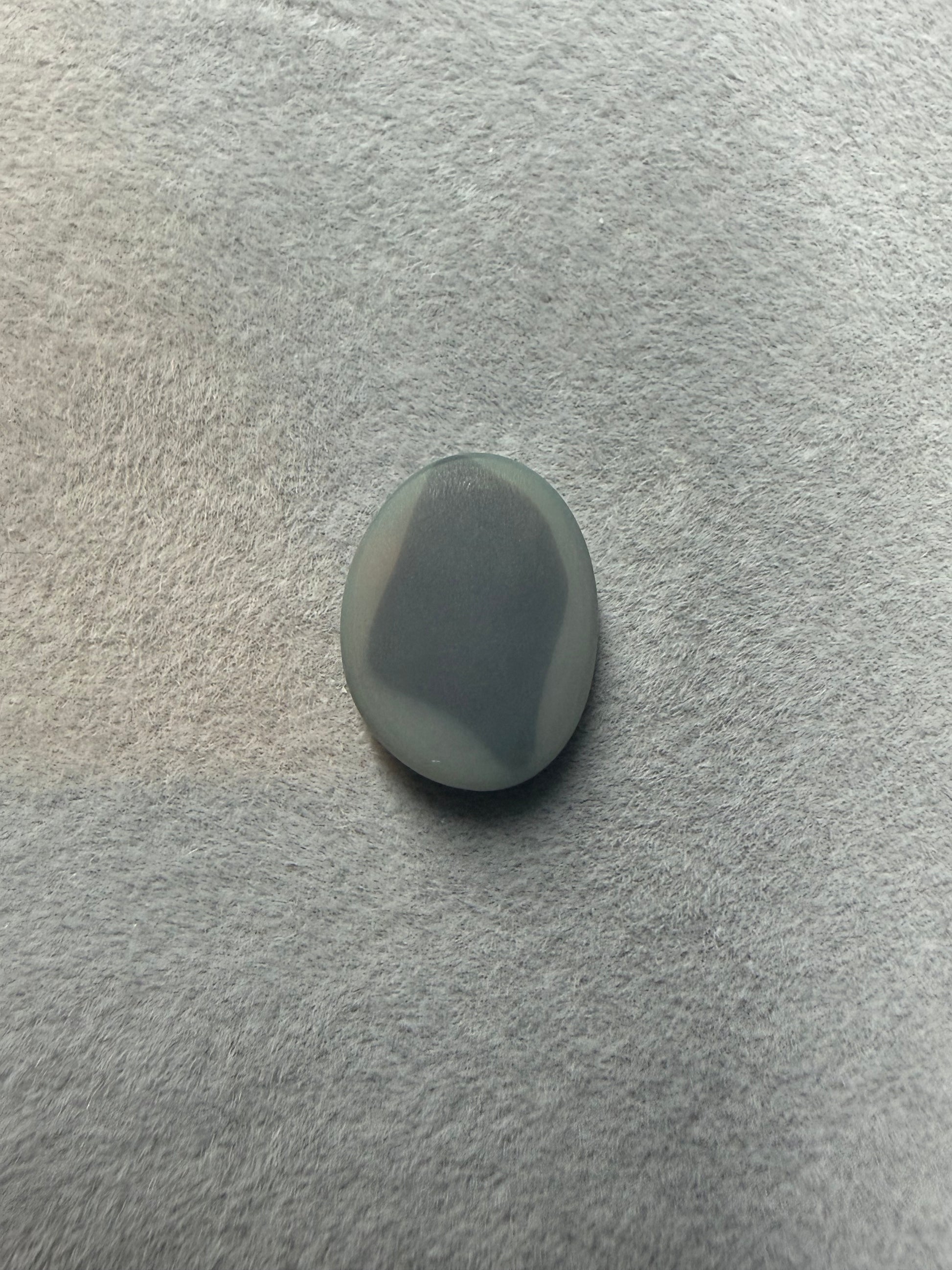 Rückseite des natürlichen Lightning Ridge Dark Opals 1,8 ct mit hochwertiger Politur und natürlicher Oberfläche.