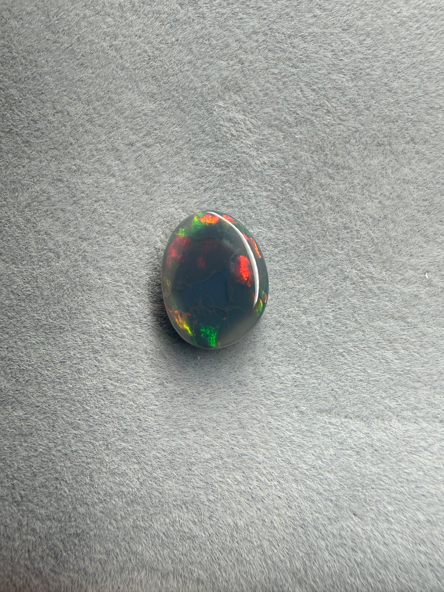 Natürlicher Dark Opal 1,8 ct aus Australien mit intensivem Multicolor-Farbspiel.