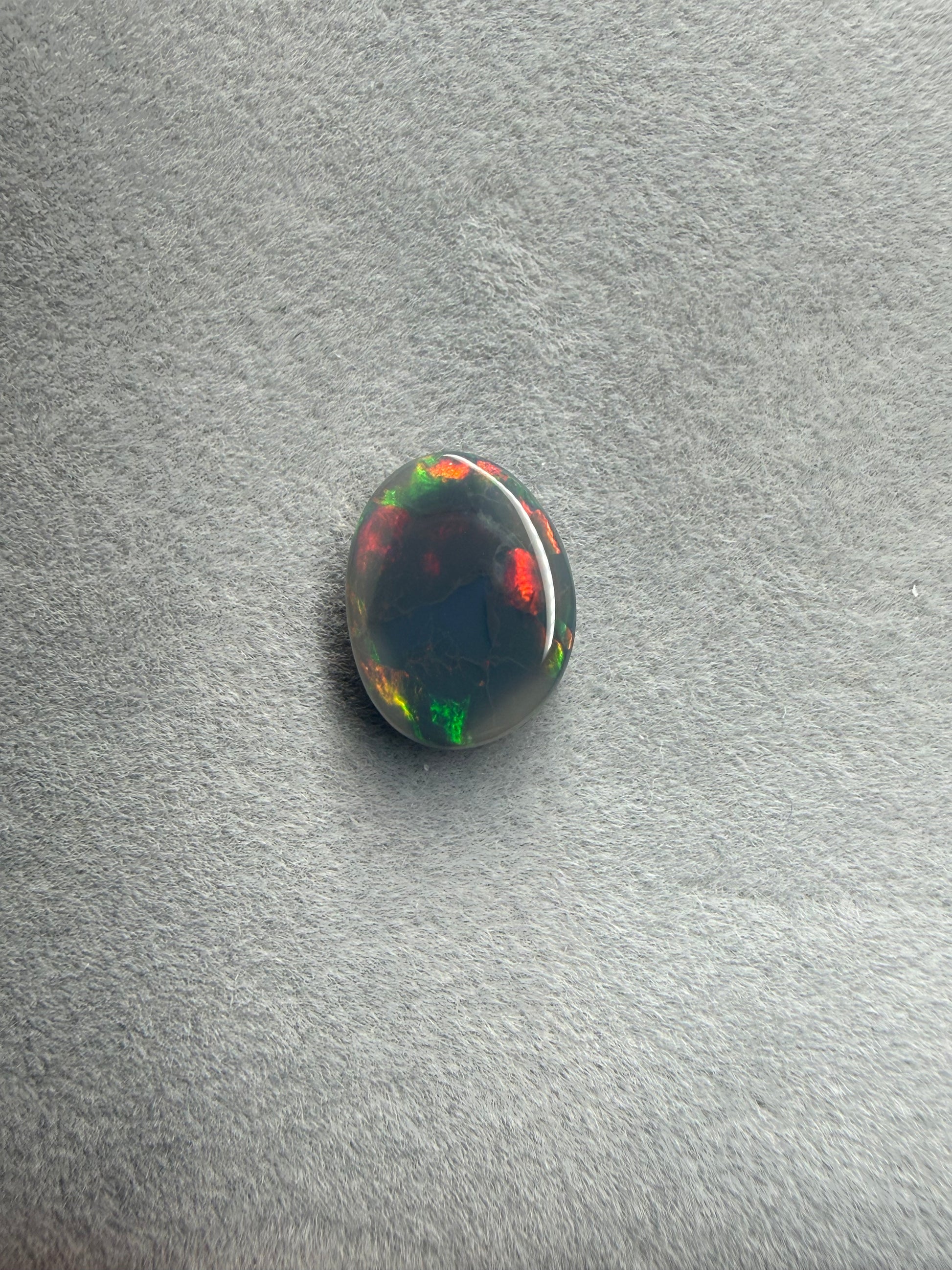 Natürlicher Dark Opal 1,8 ct aus Australien mit intensivem Multicolor-Farbspiel.