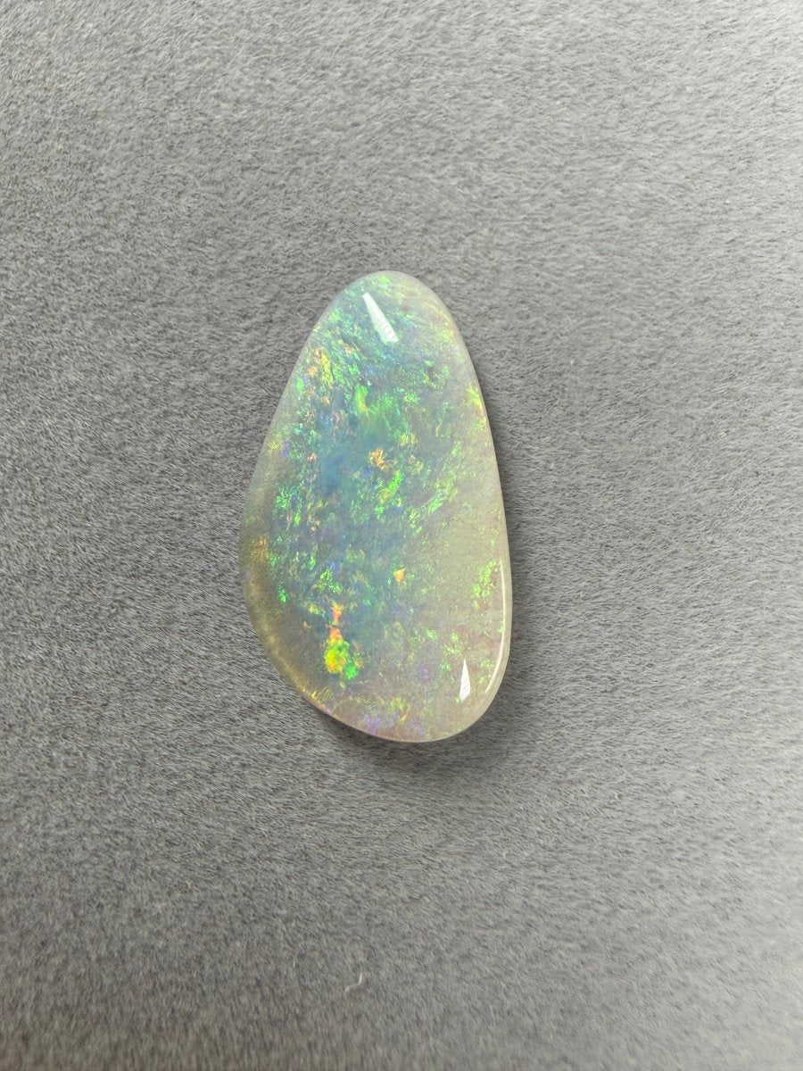 Freiform Dark Opal aus Australien mit schimmernden Farbreflexen