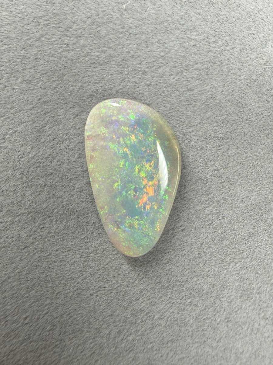 Natürlicher Dark Opal aus Australien mit lebendigem mehrfarbigem Farbspiel