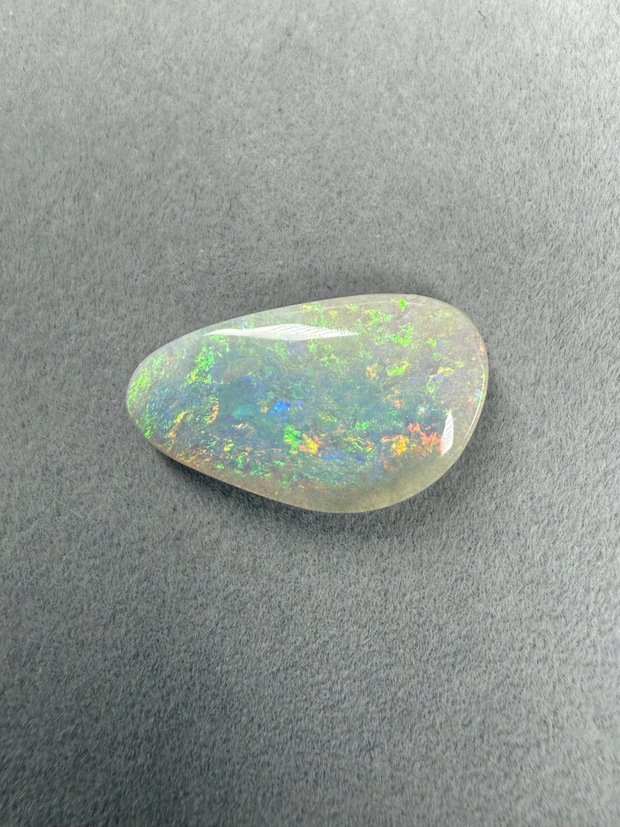 Australischer Solid Dark Opal 5.7 ct mit mehrfarbigem Farbspiel in Freiform