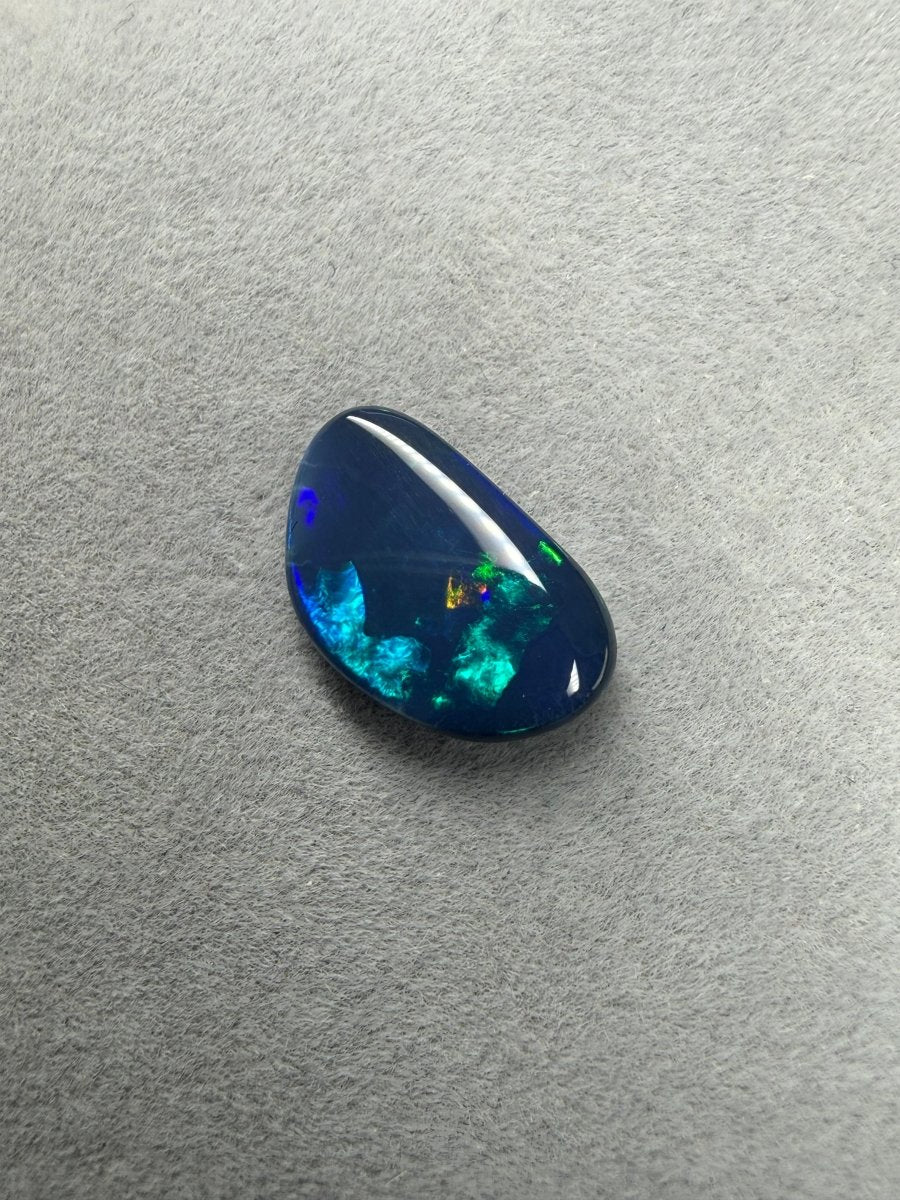 Solid Black Opal aus Lightning Ridge mit blauem und grünem Farbspiel