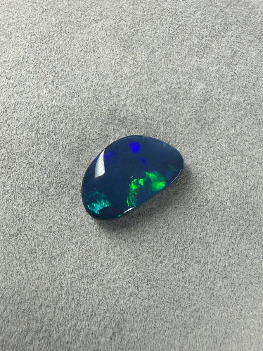 Australischer Black Opal 13x8x4 mm mit elektrischen Blautönen