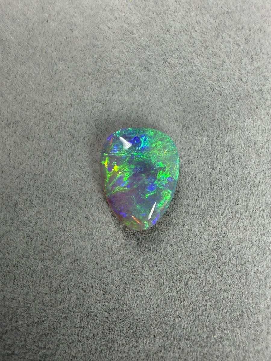 Australischer Crystal Opal 0.9 ct mit Blau-, Grün-, Gelb- und Orangetönen