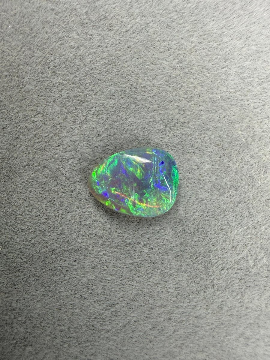 Lightning Ridge Crystal Opal 0.9 ct mit blau-grün-gelbem Farbspiel