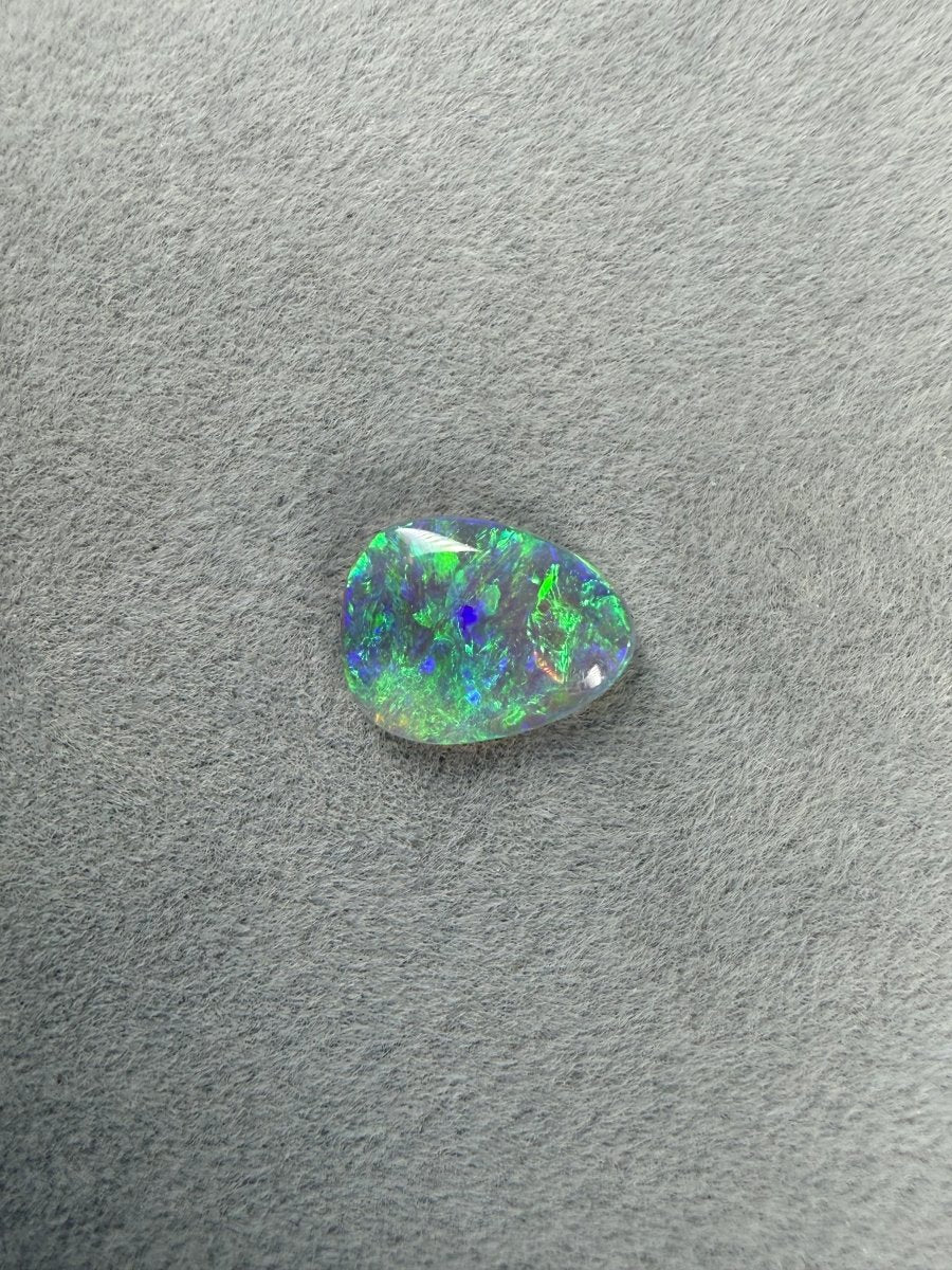 Natürlicher Crystal Opal 9x7x2 mm aus Lightning Ridge