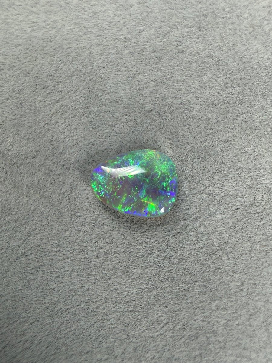 Gecarvter Crystal Opal aus Lightning Ridge mit mehrfarbigem Farbspiel