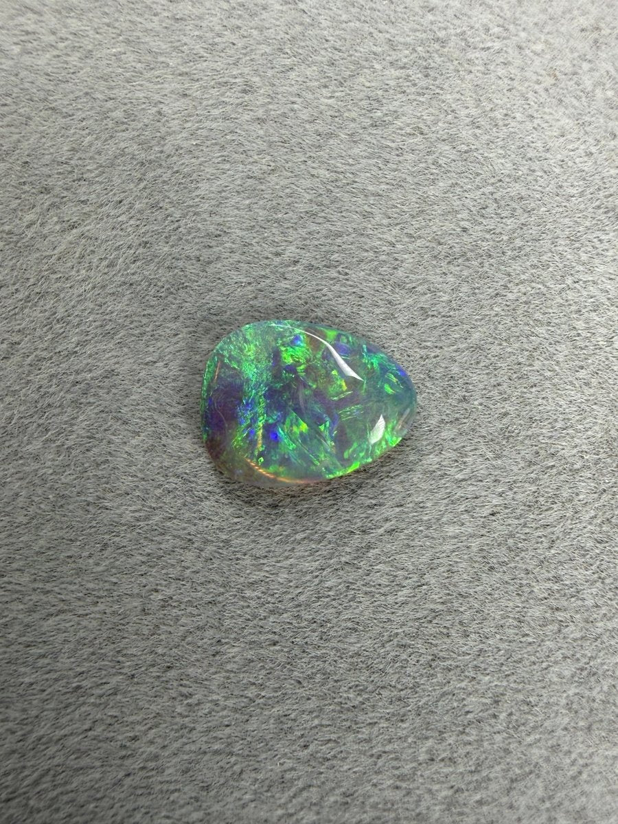 Doppelseitiger Lightning Ridge Crystal Opal mit leuchtendem Farbspiel