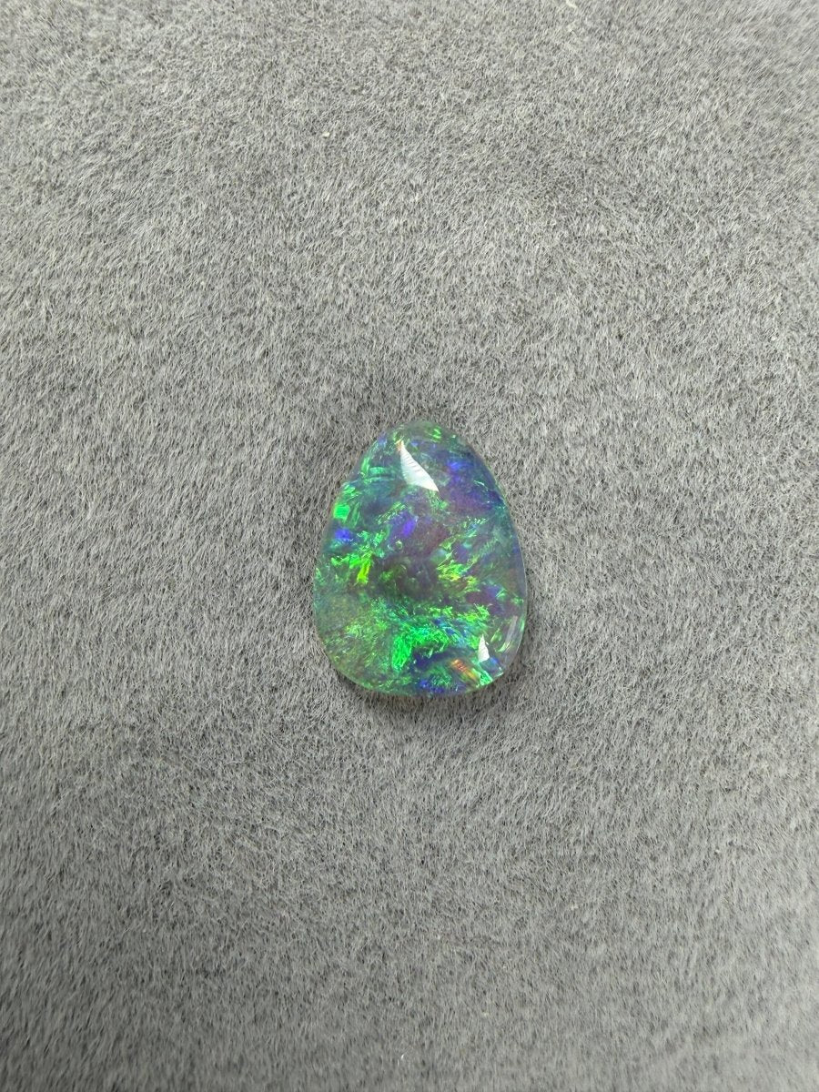 Doppelseitiger Crystal Opal aus Australien mit intensivem Opalfeuer