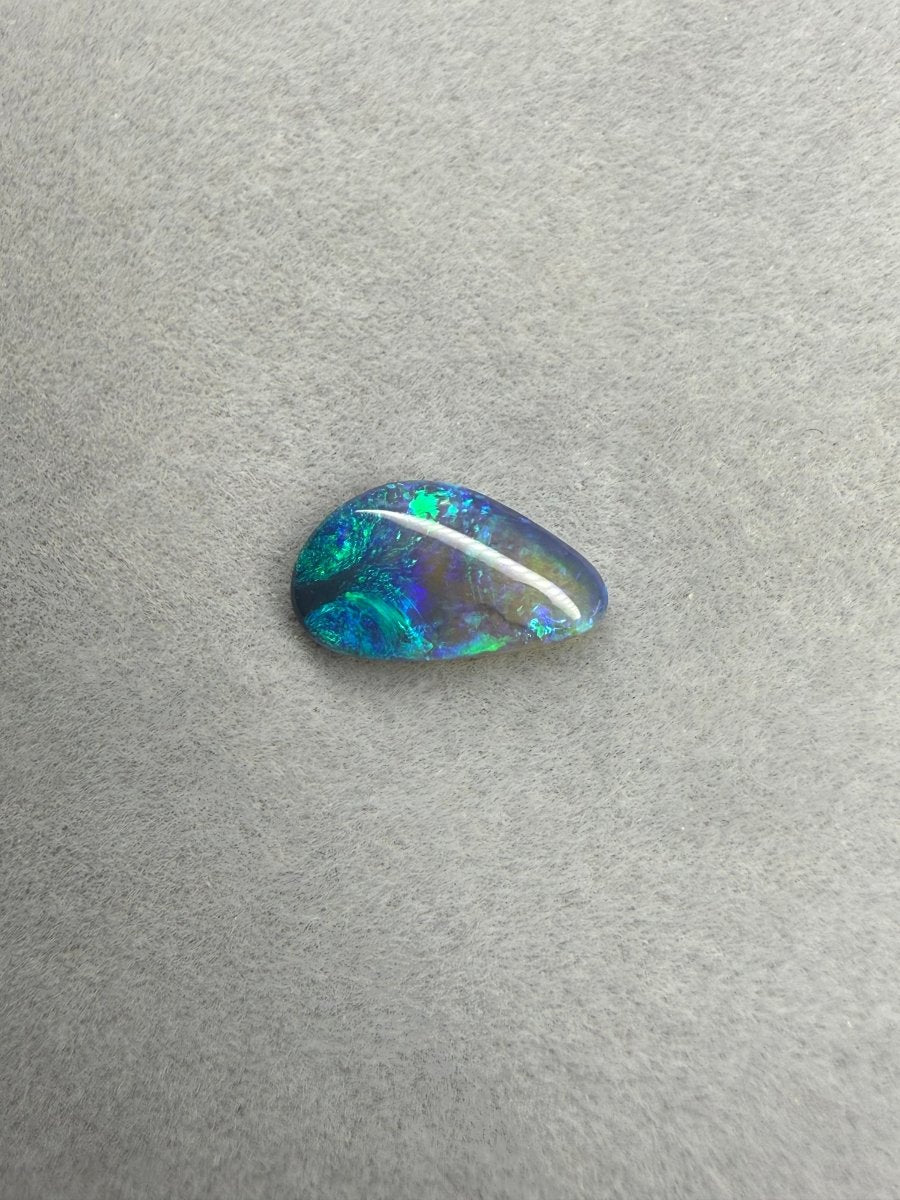 Natürlicher australischer Dark Opal mit sanften Blau- und Grüntönen aus Lightning Ridge.
