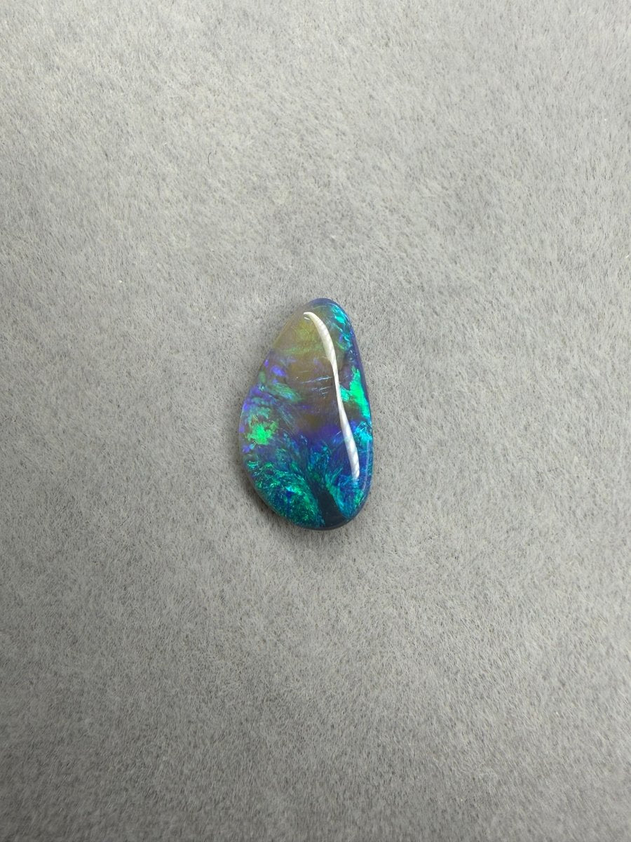 Freiform Dark Opal aus Lightning Ridge mit leuchtendem blau-grünem Farbspiel und natürlicher Ausstrahlung.