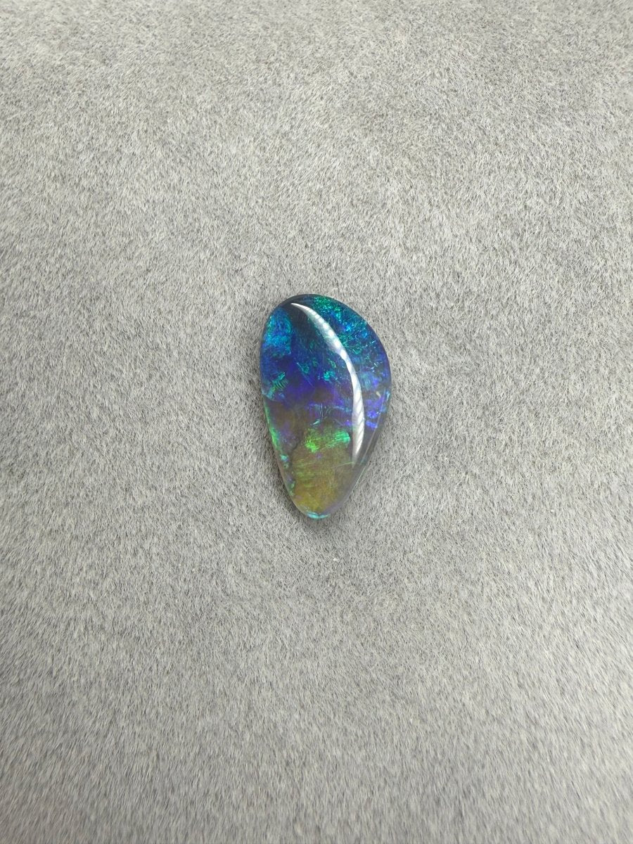 Lightning Ridge Dark Opal 1.2 ct in Freiform mit harmonischem blau-grünem Farbspiel.