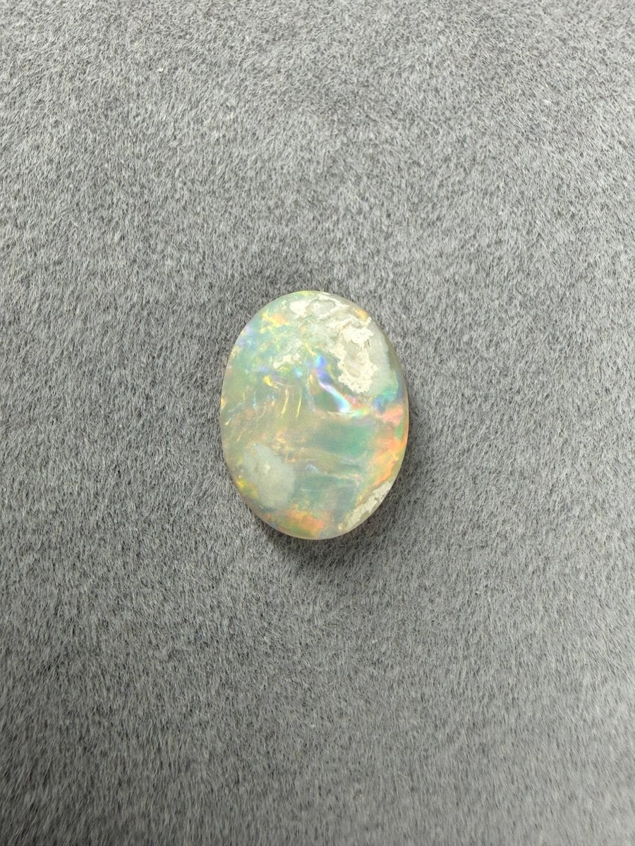 Australischer Dark Opal mit Rot, Grün, Blau und Orange