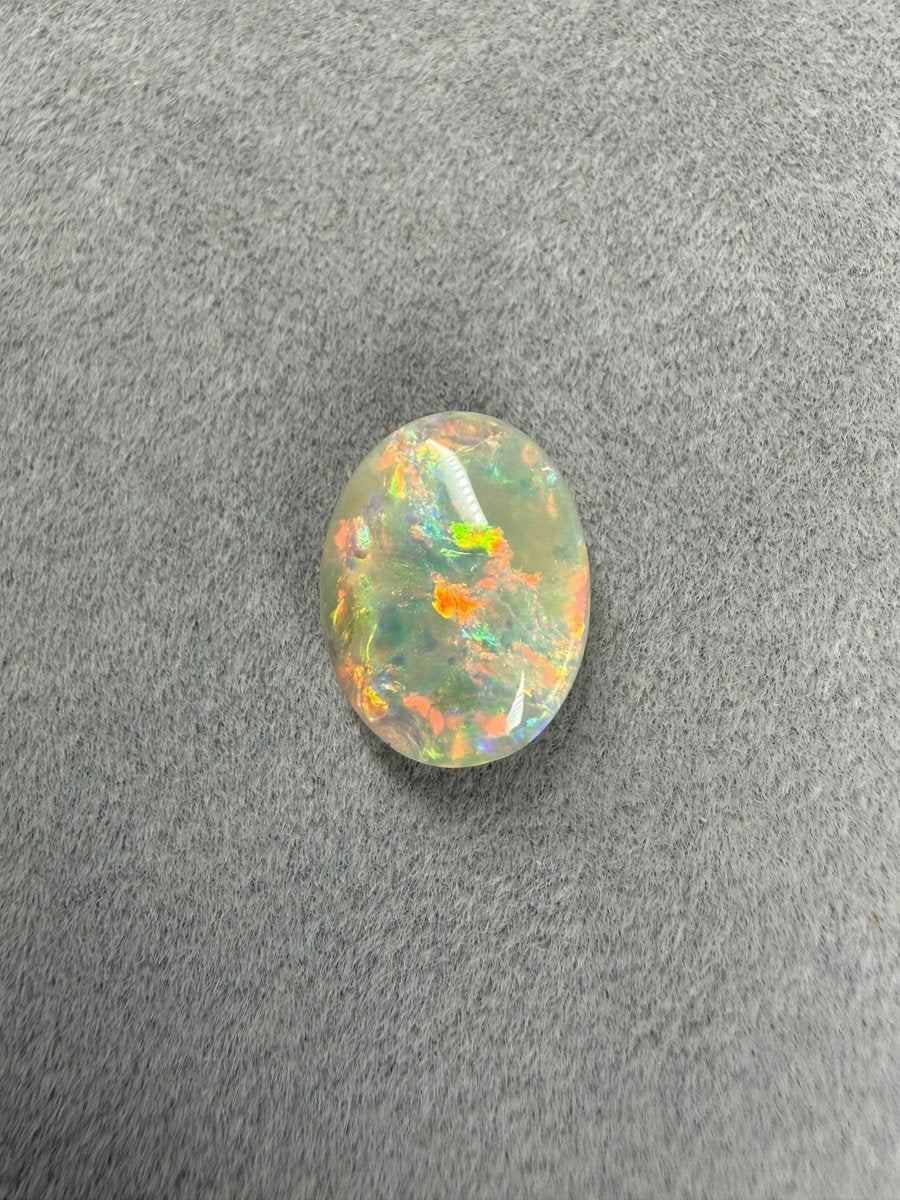 Mehrfarbiger Dark Opal aus Australien mit starkem Opalfeuer