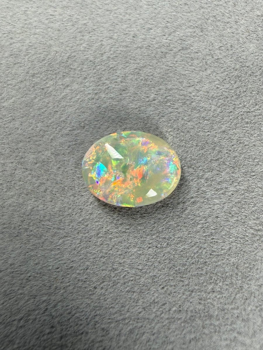 Ovaler Lightning Ridge Opal 10x8x3 mm mit buntem Farbspiel