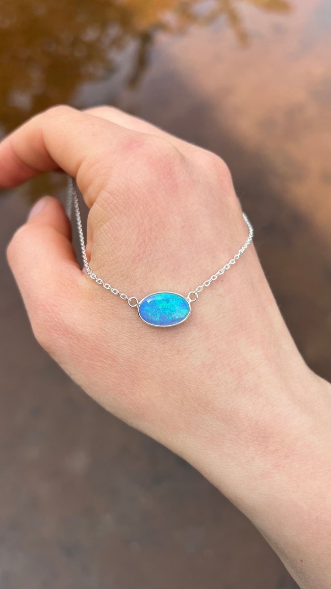 Opalkette aus 925 Sterling Silber mit ovalem australischem Opal und intensivem Blau-Grün-Farbspiel.